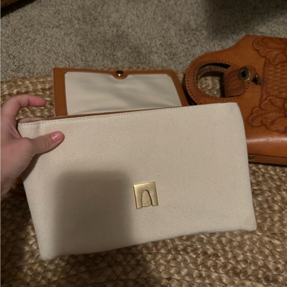 Linen color purse holds lots of storage. Bought and used acouple times - Picture 3 of 3